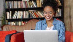 mulher mexendo no computador, como usar a tecnologia para estudar